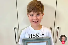 外国“小孩哥”9岁考过汉语五级，网友决定杀杀他的傲气图片
