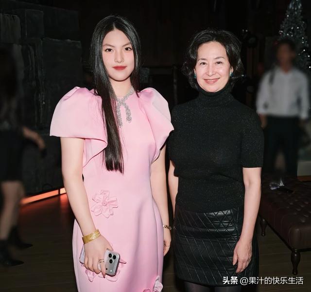 李湘瘦好多！带王诗龄哈尔滨参加活动！母女俩又瘦又薄！美出天际