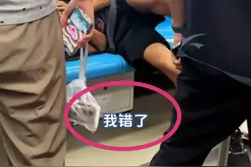 反转了！真相来了！青岛地铁被暴揍小伙并不亏，大爷被骂惨了！图片