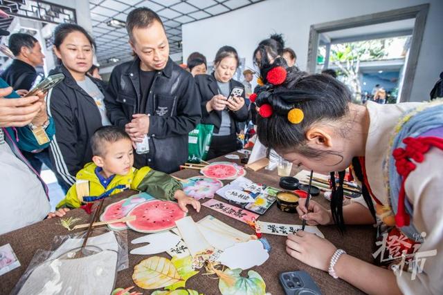 全是人人人人人！一年一度杭州“顶流”人气菊花展登场
