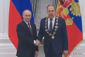 普京向拉夫罗夫授勋图片