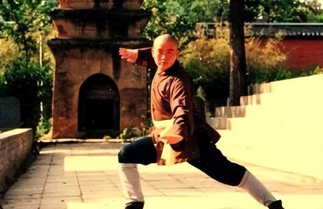 他是释永信的师弟，他自诩武僧总教头，但实际上他是当地的黑老大