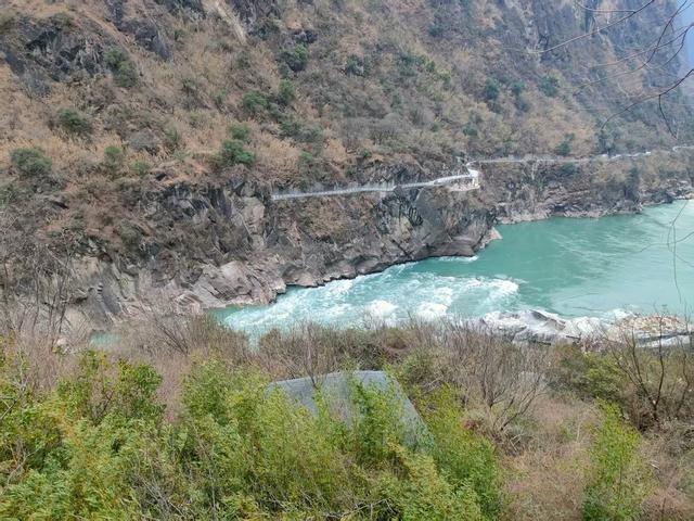 虎跳峡谷中的石头和风口的猪