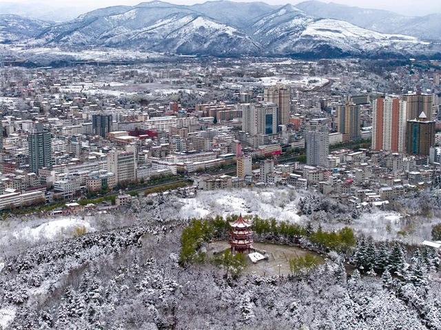 商洛2025年冬初雪