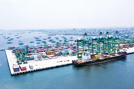 阔步人间正道 共向光明未来图片