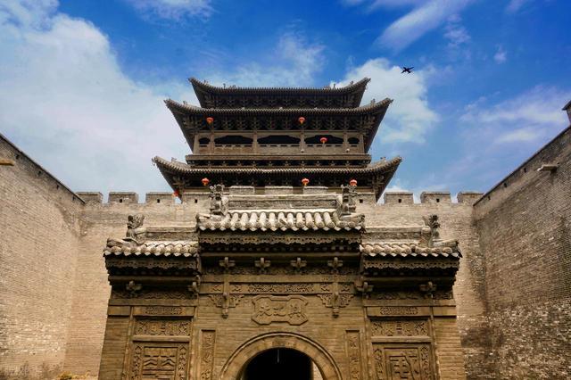 文旅项目陷“倒闭潮”，花20亿打造的古城，游客不买账亏损超10亿