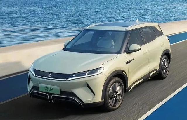 比亚迪又偷偷发布了一款新车，售价仅7.48万元，要做年轻人的第一辆SUV！