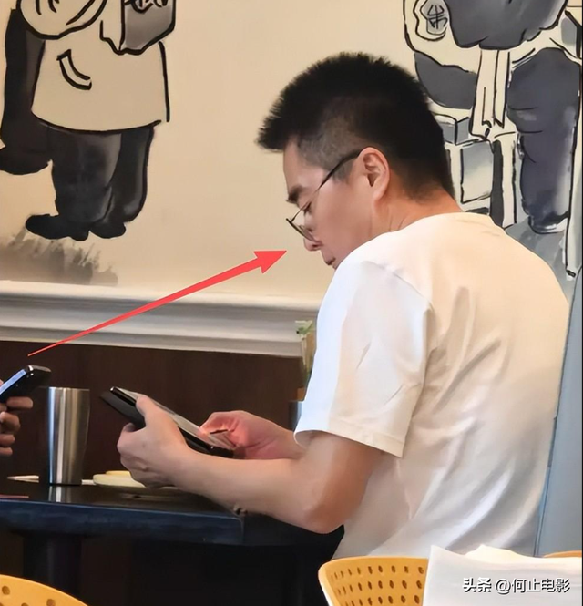 何晴葬礼结束，许亚军美国陪小儿子神情不见悲伤，评论区骂声一片