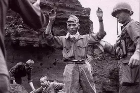 1945年美军俘虏日本兵，高举双手投降，把武士道精神抛之脑后图片