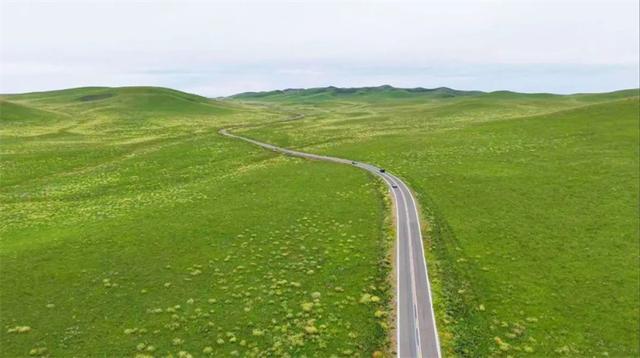 西乌旗草原“99号公路”带火新业态 咖啡小馆串起文旅融合路