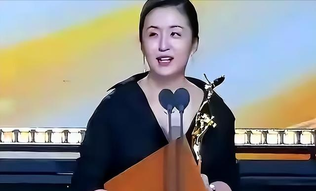 陪睡陪玩只是冰山一角！袭警、集体嫖娼、舔手指，各个离谱且意外