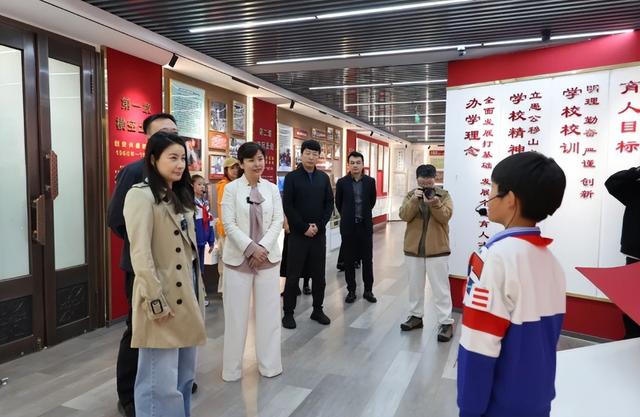 霍启刚高调官宣喜讯仨月，郭晶晶再破天花板，让整个贵妇圈沉默了