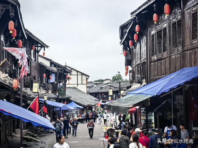 说这里是“川中第一镇”有些夸张，但是美食还是挺多，闲转还可以