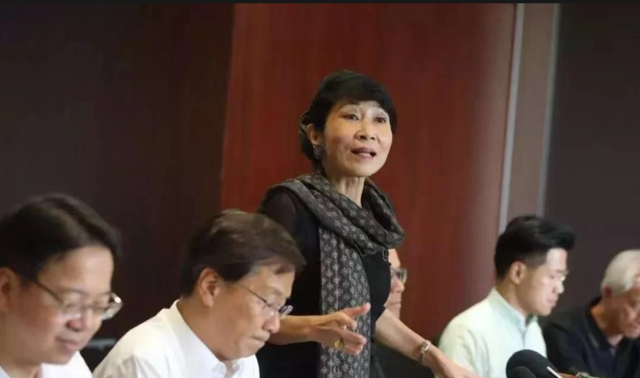 苍天饶过谁！拒唱国歌否认中国籍，俩儿子落户国外，她现状如何？