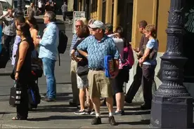 在英国街道上，和几个老外争吵，中国在老外眼里和我们想的不一样图片