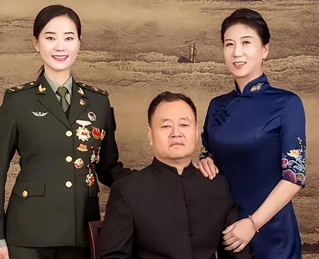 女民兵李思颖阅兵结束回家，母亲官宣其新身份，太牛了！全网恭喜