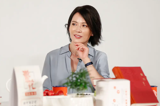至今未婚未育，身边却有男人陪了近 20 年！54 岁的她才是人间清醒