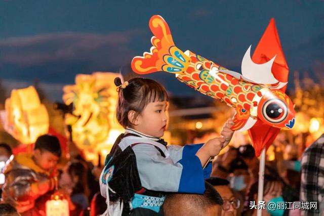 提灯走古巷 丽江古城邀你共赴元宵之约