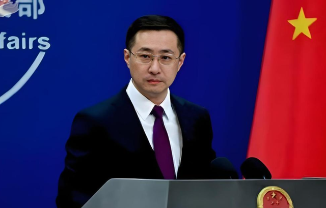 特朗普举着孩子照片，对哭泣的母亲承诺：我相信中国会执行死刑的