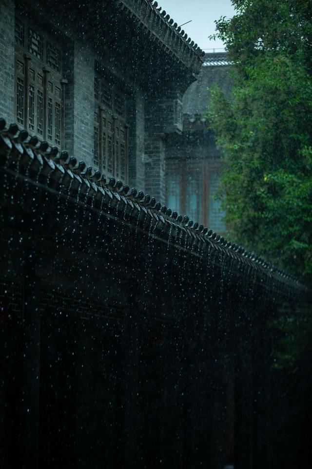 雨中古城的诗意浪漫