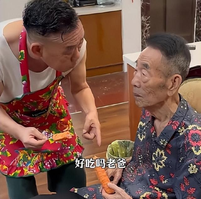 63岁杨议收美女徒弟，女生穿得花枝招展鞠躬敬茶	，牵手贴脸引争议