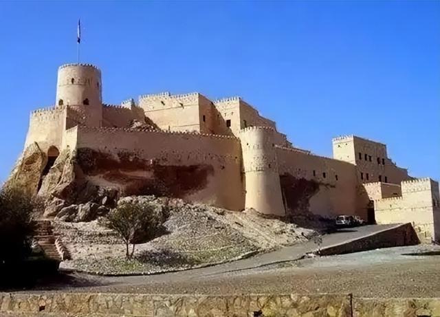 去阿曼别只看沙漠！藏在旱谷里的 “绿松石泳池”，才是旅行重头戏