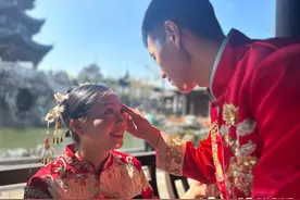 上演“中式浪漫”！菏泽12对新人在老城曹州举行集体婚礼图片