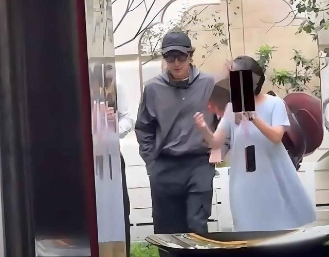 43岁胡歌也没想到，他那平平无奇的老婆，如今成了大众眼中的贤妻