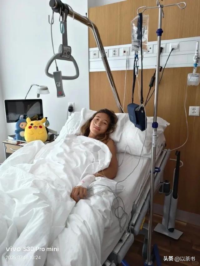 郑钦文晒与团队爬长城合照，除她之外都是外国人，称第一次爬长城