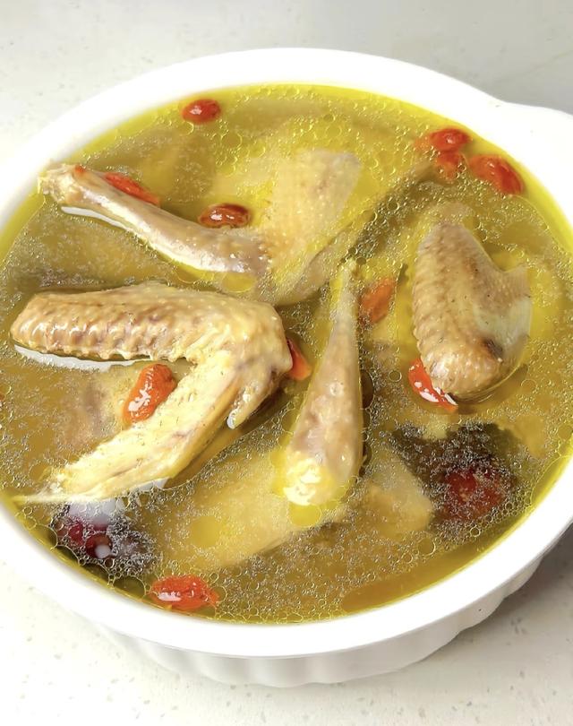 “一鸽顶九鸡”,别总炖鸡汤了,鸽子的4种吃法,健脾养胃补气血