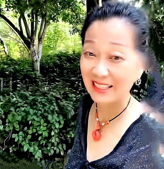 2003年，湖南小伙爱上二婚，还大他24岁的大妈，恋爱21年如今咋样