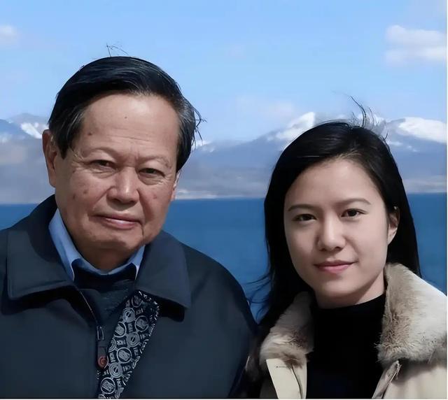 翁帆也没想到，丈夫杨振宁去世后，竟因生前一个举动再次口碑升华