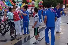 广场舞又火了！大妈不爽小孩占地摆摊，直接掀摊，扬言：我的地盘图片