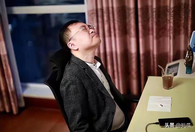 蔡磊传出好消息！终于能下楼溜达，见到儿子笑了，爷俩靠镜子交流