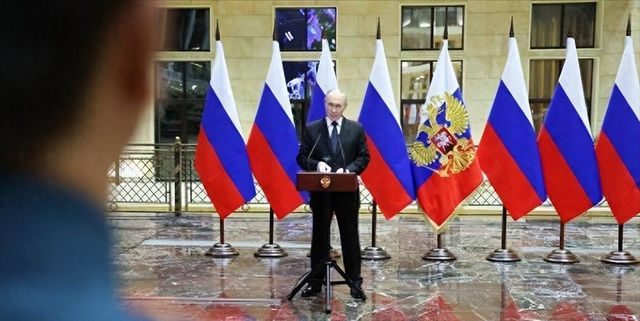 俄军再打基辅，50万人断电，普京穿着军装，对小泽发出最终警告