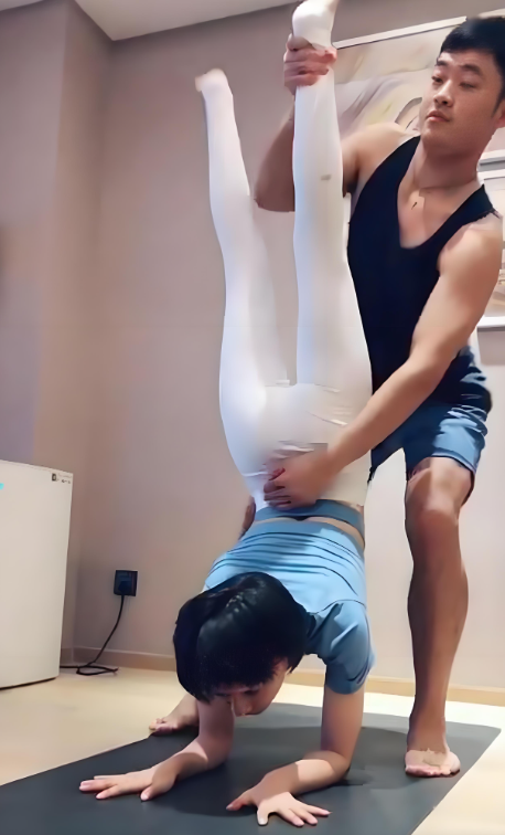 王子文的私教真尴尬，可能只有未婚女生才敢请这样的男教练吧。