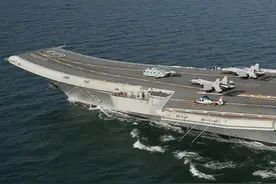 万吨大驱只为航母保驾护航？不要搞错，055驱逐舰才是海军重锤图片