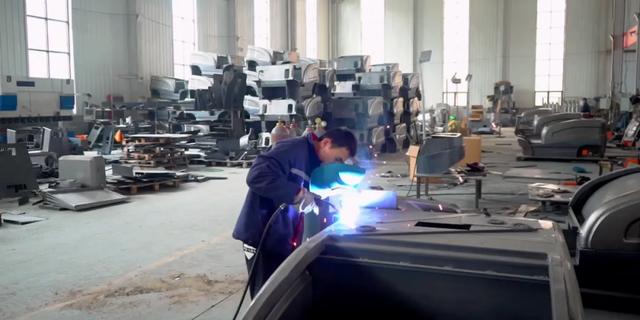 英语30分也敢做外贸，他用AI卖叉车：5个月1200万