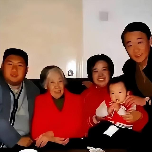 这是王光美的真实容貌，并非演员扮演，货真价实的罕见老照片