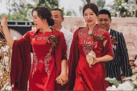 两位亲家母婚礼上出风头了！同穿红色旗袍比美，美艳胜过了新娘图片
