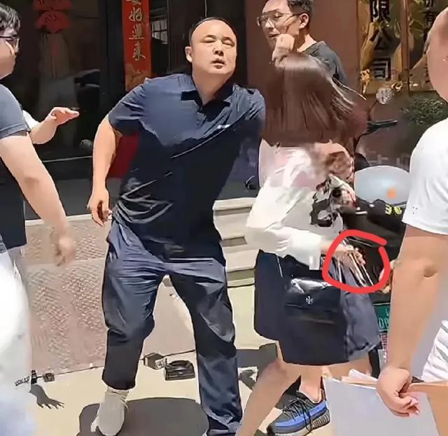 暴摔记者摄像机后续：警方通报，涉事男子被刑拘，电缆果然有问题