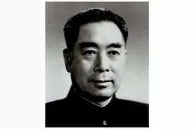 1949年，傅作义警卫团炊事员借机买菜，找到李克农：毛主席有危险图片