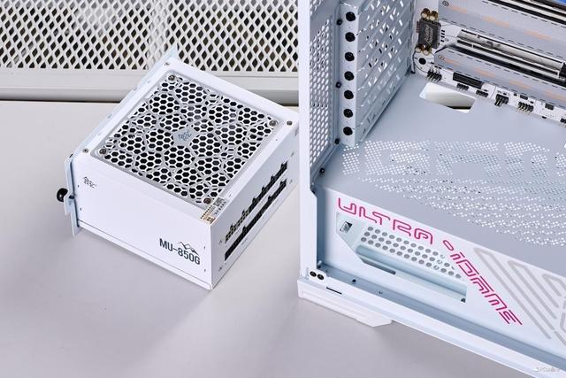 iGame RTX 5090 D v2火神显卡评测：凌厉方正硬汉！性能依旧能打！