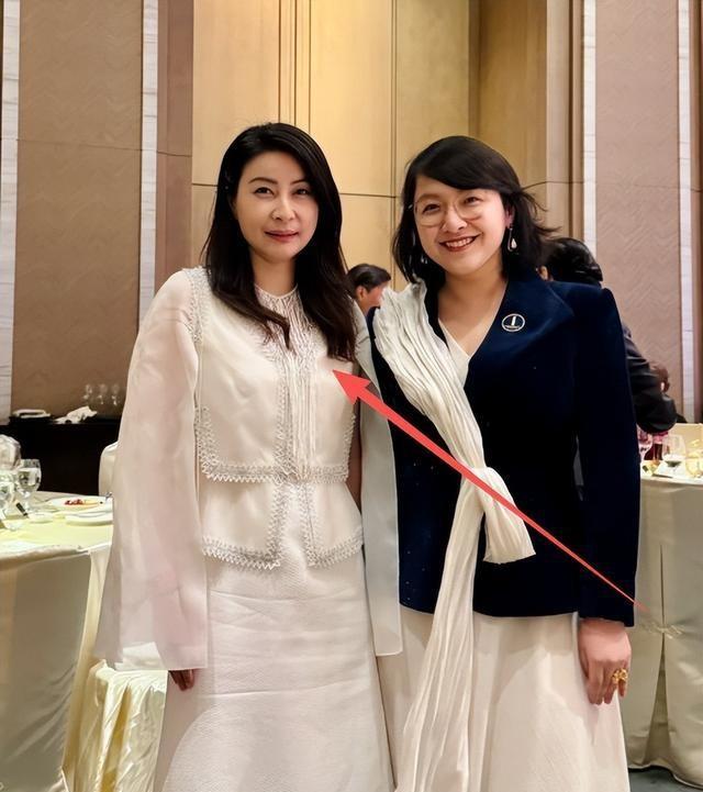 何超琼现身经济论坛，皮松肉垮不敢认，郭晶晶富态霍启刚好娇羞