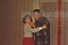 1971年，蒋经国在七海寓所内，与大孙女蒋友梅的一张罕见合影图片