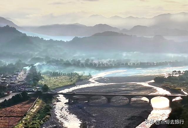 成都彭州被低估的场镇，3公里银杏长廊超级壮观，公交车直达！