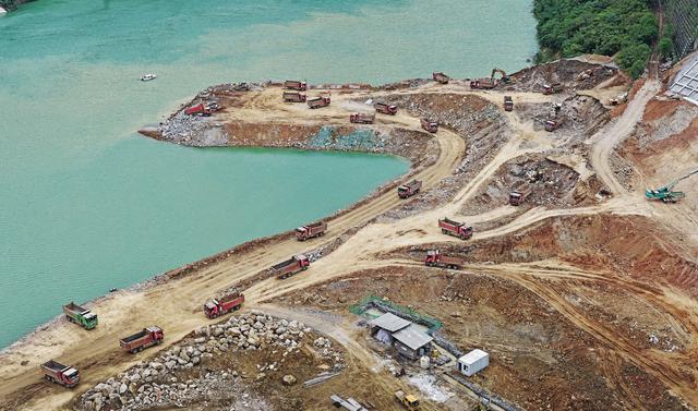 武隆：乌江白马航电枢纽二期围堰截流忙