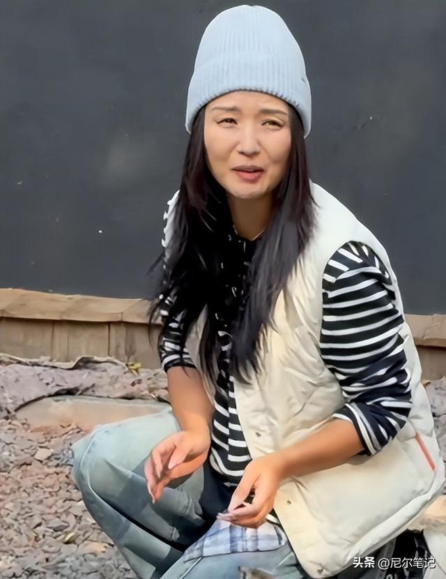 39岁何洁演唱会状态曝光，肚子三层肉腋下勒出副乳，养4娃显疲惫