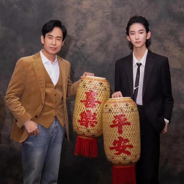 54岁凭央视大剧一夜爆火，如今又父子同台飙戏，17岁儿子比他还帅