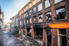 荷兰阿纳姆市中心至少十座历史建筑发生特大火灾图片